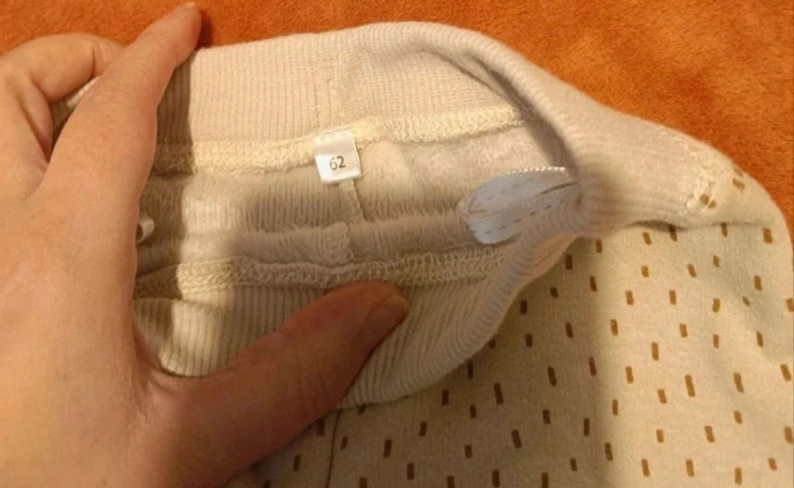 Calça/Legging bege com estampa dourada para bebê - 3 meses (62 cm) – photo 3